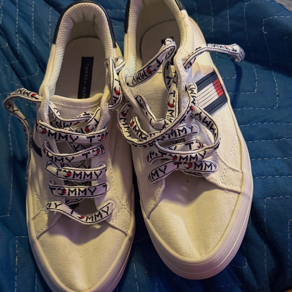 Tommy Hilfiger White Canvas Low-Top Sneakers with Logo Stripe